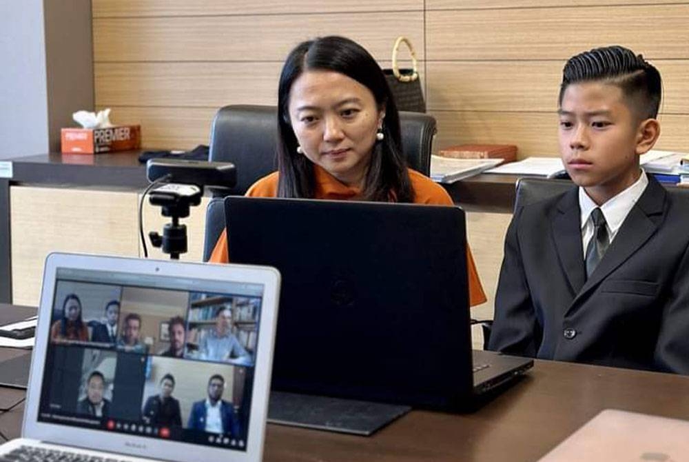 Hannah (kiri) dan Travis membuat panggilan video dengan Alonso di Parlimen baru-baru ini. - Foto Facebook Hannah Yeoh