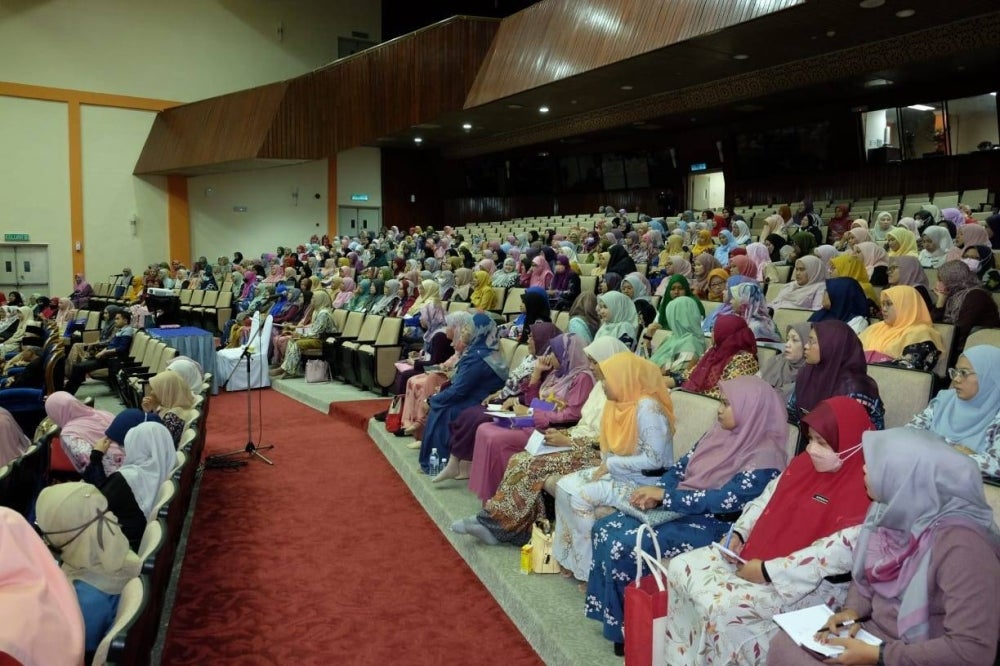 Majlis Amanat bersama guru tadika JAIM di Masjid Al-Azim, di Kampung Bukit Palah, di sini, pada Isnin.
