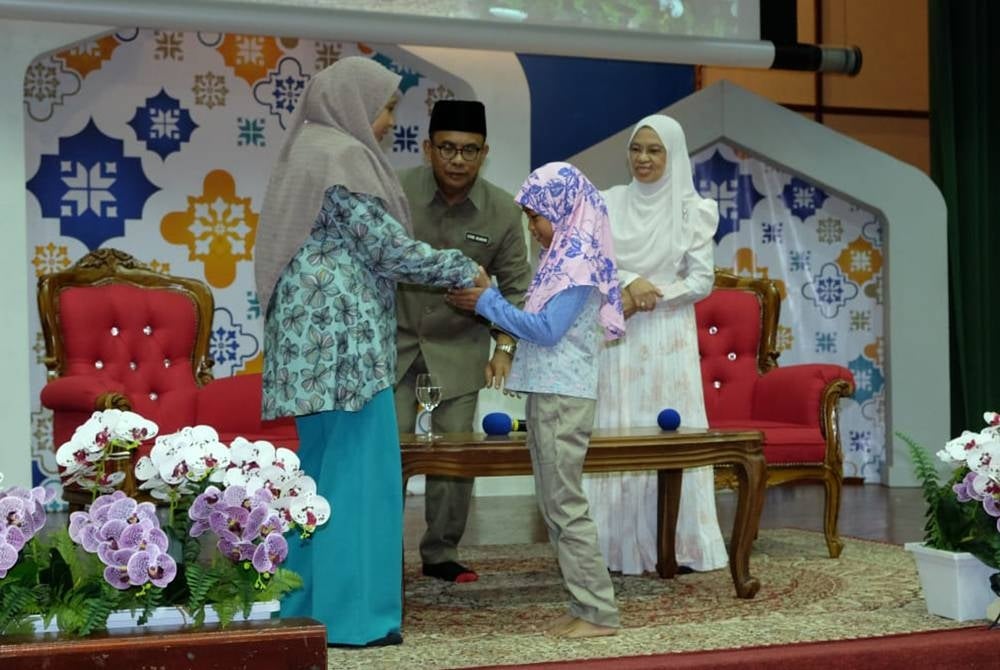 Guru-guru Tadika Jabatan Agama Islam Melaka (JAIM) digesa mendidik kanak-kanak dengan cara adab bersalaman yang betul.