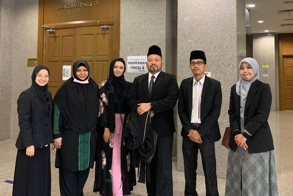 Emilia (tiga, kiri) hadir di Mahkamah Tinggi Syariah Kuala Lumpur, bagi kes harta sepencarian dengan bekas suaminya, Datuk SM Faisal SM Nasimuddin pada Isnin.