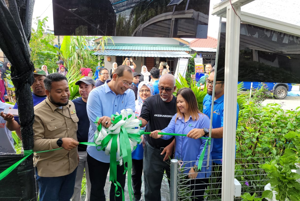 Mohd Khairuddin (tengah) merasmikan Kebun Komuniti Integrasi Desa Impian.