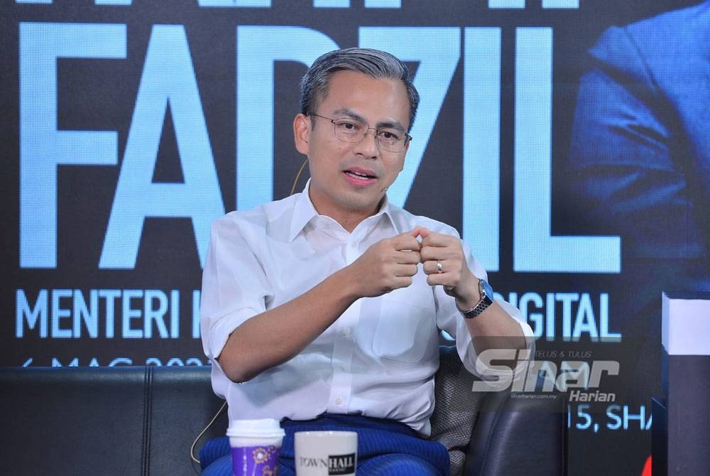 Fahmi ketika program Town Hall Rakyat yang dihoskan oleh Azhar Sulaiman di Kompleks Kumpulan Karangkraf pada Isnin. - FOTO MOHD HALIM ABDUL WAHID