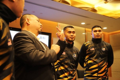 Shin Ruenn (dua dari kiri) bersama atlet bola sepak orang pekak Malaysia. - Foto Persatuan Sukan Orang Pekak Malaysia.