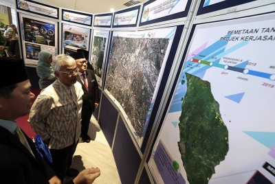 Al-Sultan Abdullah (dua, kiri) berkenan melawat pameran selepas menyaksikan majlis menandatangani MoU berkenaan. - Foto Bernama