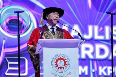 Ahmad Zahid ketika menyampaikan ucaptama pada Majlis Konvokesyen Perdana Institusi Pendidikan Mara 2023 Sidang Pertama di WTCKL hari ini.   - Foto Bernama