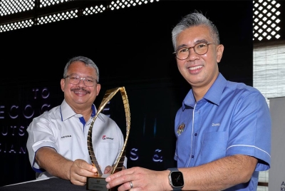 Tengku Zafrul bersama Pengerusi Johor Port Berhad, Tan Sri Che Khalib Mohamad Noh (kiri) memegang Trofi Anugerah Kecemerlangan Industri 2024 pada majlis pelancaran anugerah tersebut di Oasis Johor Port Pasir Gudang hari ini. - Foto Bernama