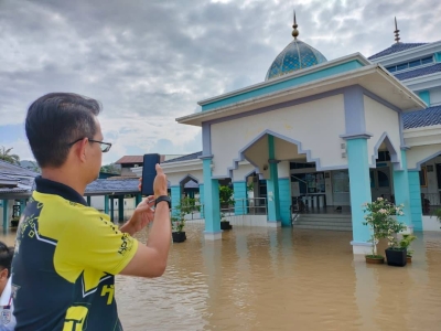 Mohd Fared melihat keadaan Masjid Jamek Sri Medan yang dinaiki air pada petang Isnin.