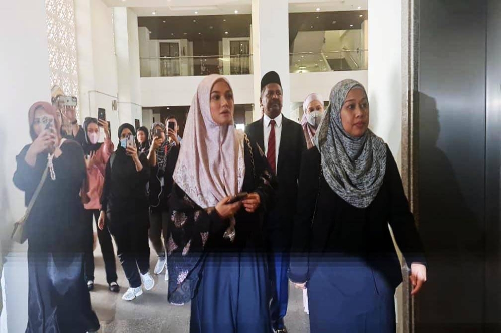 Puteri Sarah tiba di Kompleks Mahkamah Syariah pada pagi Selasa.