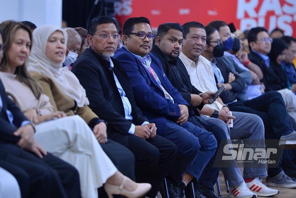 Program Town Hall Rakyat bersama Menteri Komunikasi dan Digital, Fahmi Fadzil yang dihoskan oleh Azhar Sulaiman di Kompleks Kumpulan Karangkraf pada Isnin. - Foto SINAR HARIAN / MOHD HALIM ABDUL WAHID