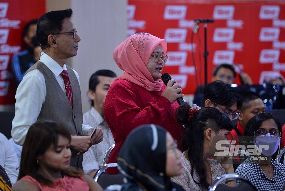 Program Town Hall Rakyat bersama Menteri Komunikasi dan Digital, Fahmi Fadzil yang dihoskan oleh Azhar Sulaiman di Kompleks Kumpulan Karangkraf pada Isnin. - Foto SINAR HARIAN / MOHD HALIM ABDUL WAHID