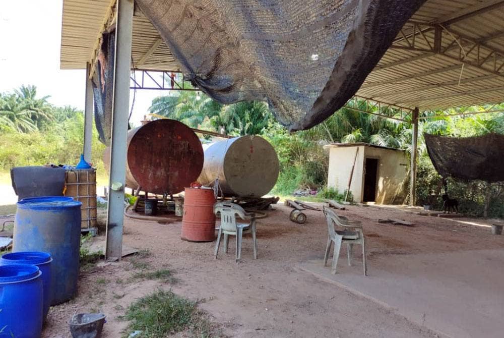 Pejabat Kementerian Perdagangan Dalam Negeri Dan Kos Sara Hidup (KPDN) Kedah melakukan operasi Ops Tiris di stor tanpa nama di ladang kelapa sawit, Bedong, di sini, pada Isnin.