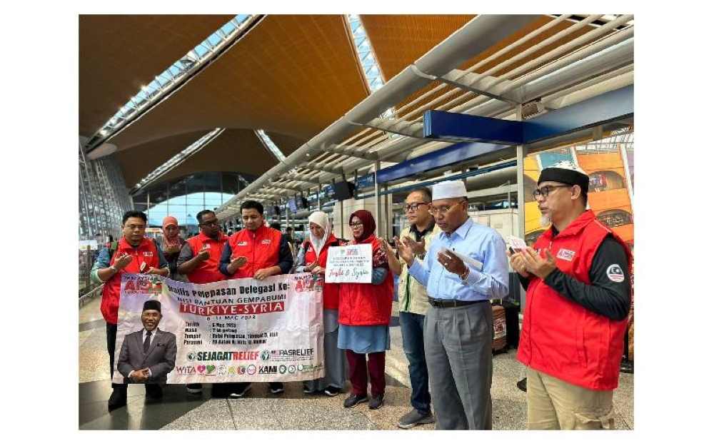 Idris (dua,kanan) membacakan doa sebelum pasukan ketiga Sekretariat Aid4Turkiye&Syria berlepas untuk misi bantuan ke Turkiye dan Syria