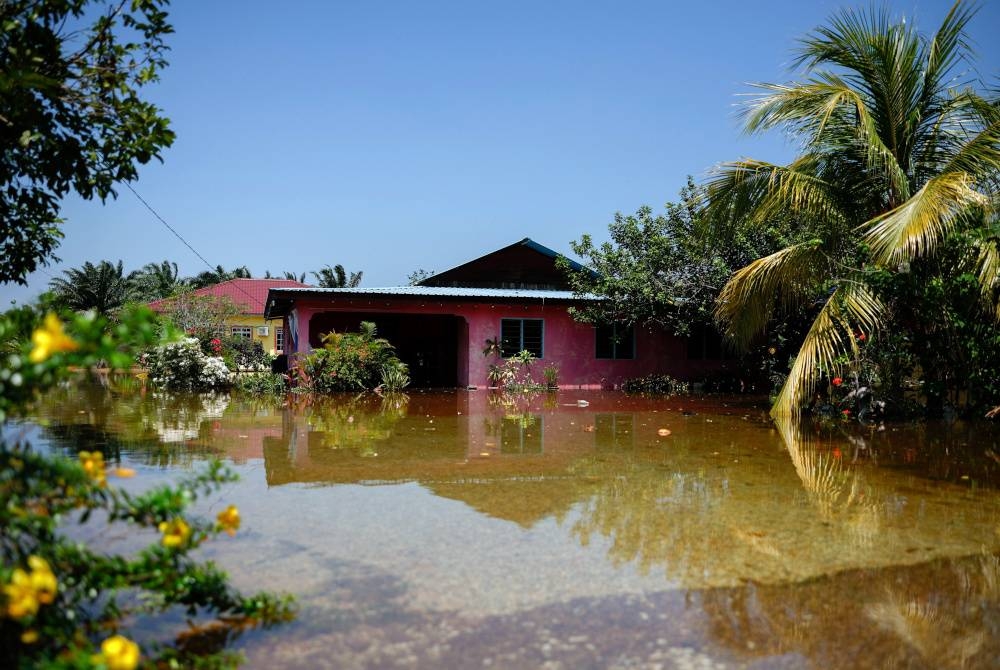 Keadaan sebuah rumah yang masih digenangi banjir termenung ketika tinjauan di Kampung Batu Gajah, Sungai Rambai pada Isnin. - Foto Bernama