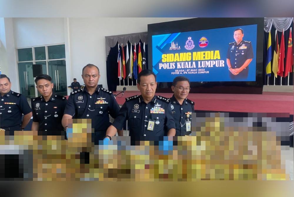 Yahaya (dua kanan) menunjukkan antara rampasan dadah susulan serbuan di sekitar Lembah Klang dan Negeri Sembilan, 3 Mac lalu.