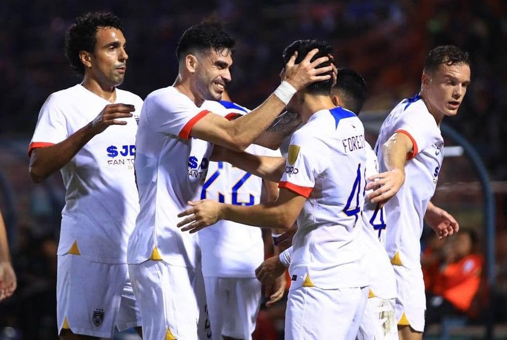 Forestieri meraikan jaringan bersama pemain JDT lain ketika berdepan Negeri Sembilan di Paroi pada Isnin. Foto Facebook Johor Southern Tigers