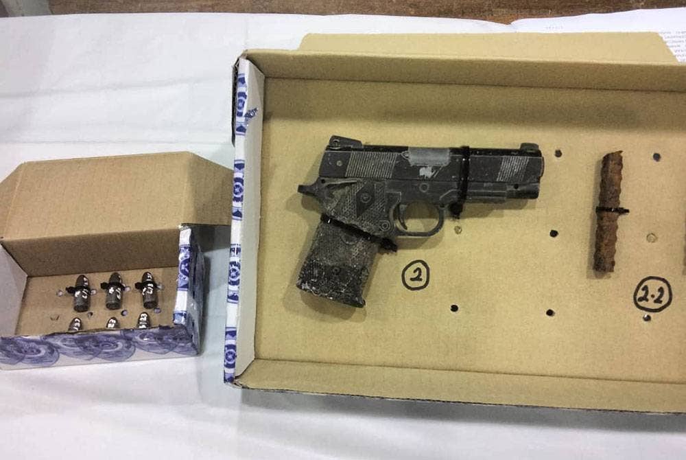 Pistol tiruan yang dirampas dalam serbuan di Kampung Gong Datok, Pasir Puteh.