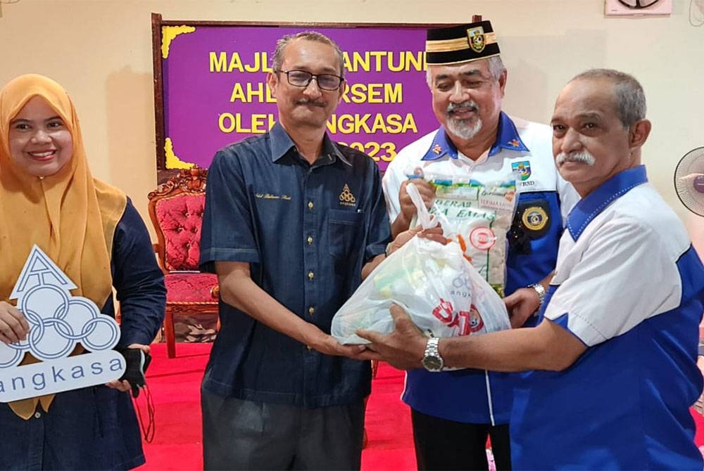 Abdul Rahman (dua kiri) menyampaikan sumbangan kepada salah seorang veteran Anuar Abu Chik, 65,(kanan)