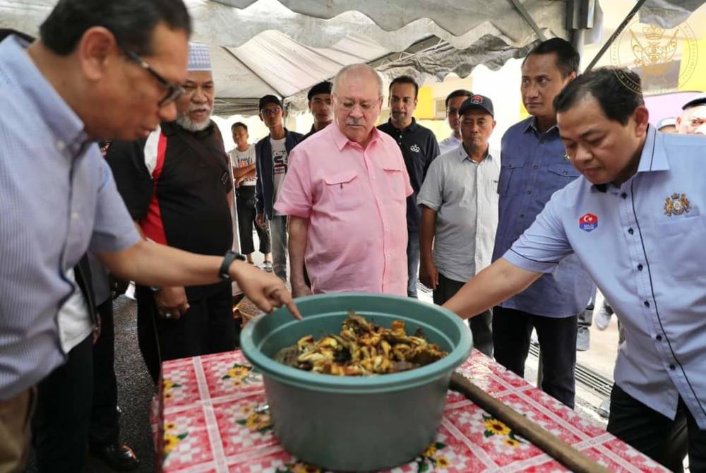 Sultan Ibrahim bertitah pihak berkuasa serta jabatan dan agensi berkaitan hendaklah memastikan bekalan keperluan mangsa banjir di PPS sentiasa mencukupi. - Foto Facebook Sultan Ibrahim Sultan Iskandar