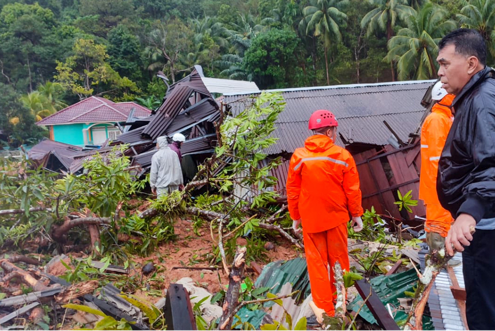 Pasukan penyelamat memeriksa kerosakan dan mencari mangsa susulan kejadian tanah runtuh di pulau Natuna, Indonesia. - Foto AFP