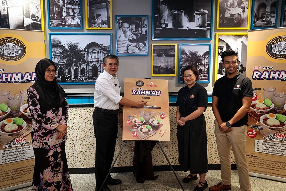 Salahuddin (dua dari kiri) ketika melancarkan Menu Rahmah Oldtown White Coffee di Laman Niaga Sri Rampai pada Selasa. - Foto Bernama