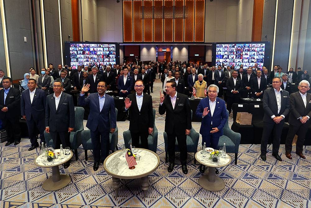 Anwar (tengah) melambaikan tangan kepada para wakil kedutaan Malaysia di luar negara pada majlis Penutup Pemukiman Kementerian Luar dan Sesi Interaksi Perdana Menteri bersama Ketua Ketua Perwakilan Diplomatik Malaysia Secara Maya di sebuah hotel pada Selasa. - Foto Bernama