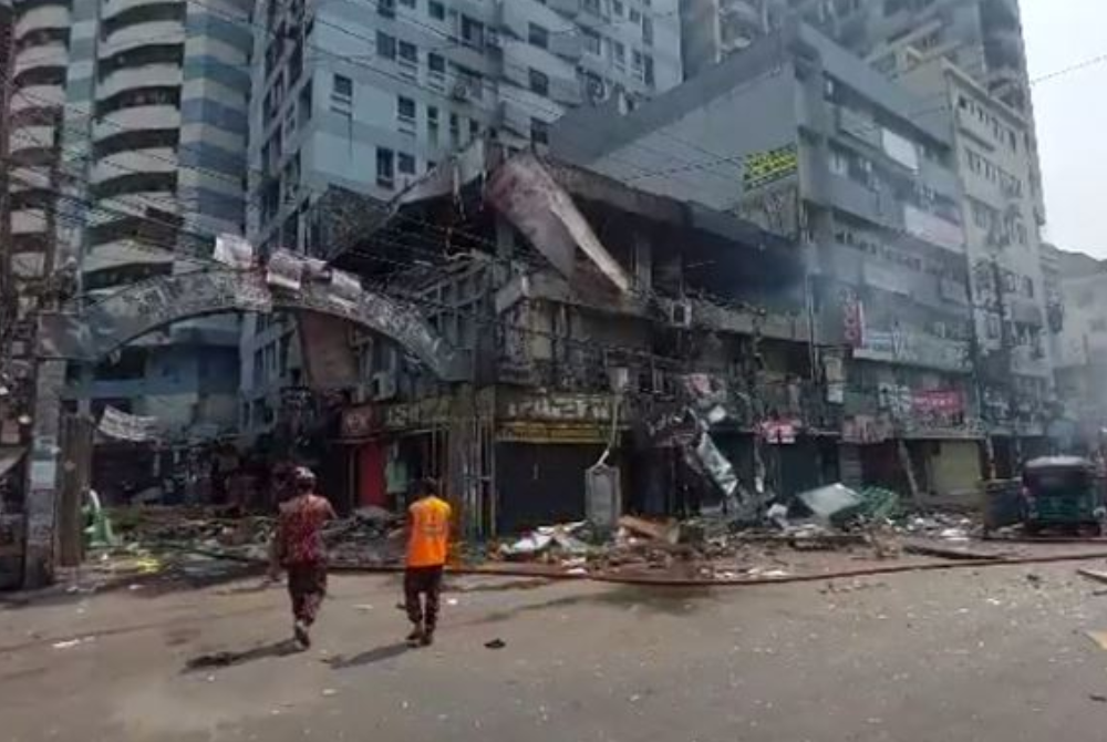 Keadaan selepas letupan berlaku di sebuah bangunan komersial di Dhaka.