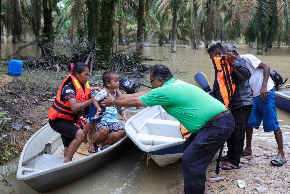 Penduduk Kampung Orang Asli Sungai Peroh menggunakan perkhidmatan bot sebagai pengangkutan utama untuk keluar membeli bekalan makanan selepas terjejas banjir sejak 27 Februari lalu. - Foto Bernama