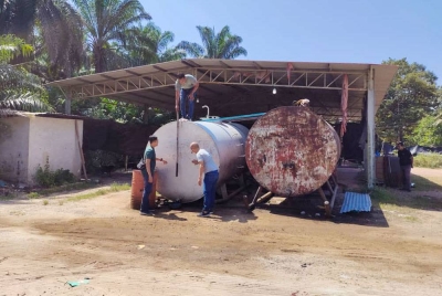 Penguatkuasa Pejabat Kementerian Perdagangan Dalam Negeri Dan Kos Sara Hidup (KPDN) Kedah menyita 12,000 liter minyak diesel disyaki cuba diseleweng dalam Ops Tiris di stor tanpa nama di ladang kelapa sawit, Bedong, di sini, pada Isnin.