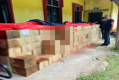 Tindakan seorang lelaki menyorok 7,140kg minyak masak bersubsidi tanpa kebenaran sah di tepi rumah terbongkar selepas diserbu sepasukan anggota penguat kuasa KPDN Cawangan Pasir Mas di Kampung Jal Kechik, Tumpat pada Isnin.