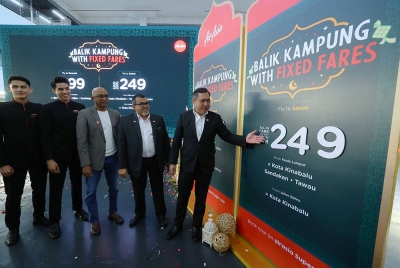 Anthony (kanan) bersama timbalannya, Datuk Hasbi Habibollah (dua, kanan) pada majlis Pengumuman Tambang Tetap AirAsia ke Sabah dan Sarawak sempena sambutan Aidilfitri di Airasia RedQ pada Selasa. - Foto Bernama