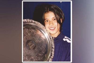 Nicol memenangi gelaran skuasy remaja dunia pertama di Antwerp, Belgium pada usia 15 tahun. Foto Facebook Nicol David.