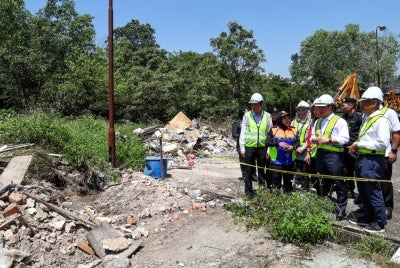 Kor Ming melawat tapak sampah haram Taman United pada Majlis Operasi Pembersihan dan Penutupan Lokasi Sampah Haram pada Selasa. - Foto Bernama