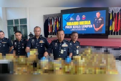 Yahaya (dua kanan) menunjukkan antara rampasan dadah susulan serbuan di sekitar Lembah Klang dan Negeri Sembilan, 3 Mac lalu.