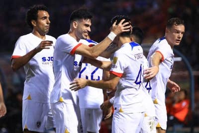 Forestieri meraikan jaringan bersama pemain JDT lain ketika berdepan Negeri Sembilan di Paroi pada Isnin. Foto Facebook Johor Southern Tigers