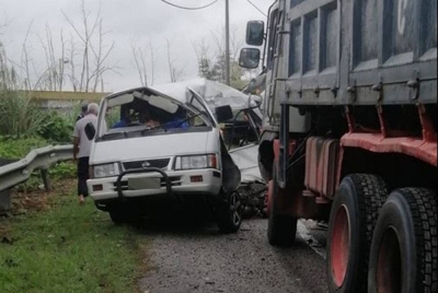 Van remuk selepas terlibat kemalangan dengan sebuah lori di KM20, Jalan Mersing-Jemaluang pada Selasa. - Foto FB Lim Chee Keong