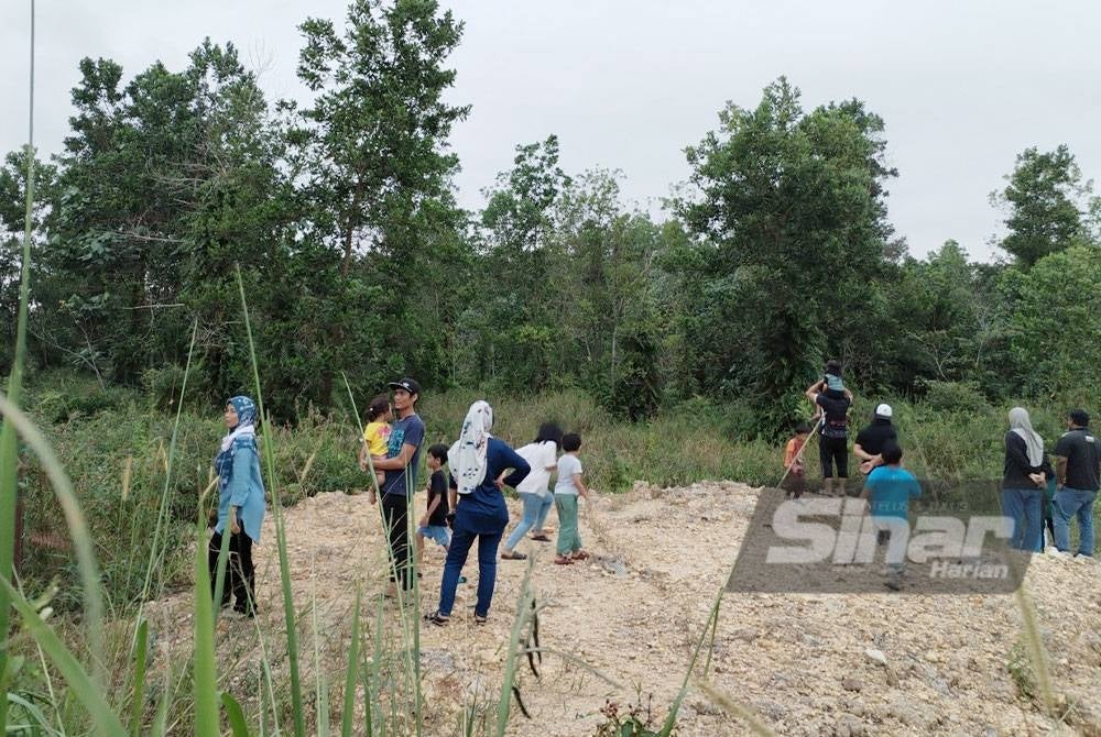 Penduduk di Taman Perumahan Pandan Damai mengambil kesempatan untuk melihat gajah yang berada di hutan kecil berhampiran taman perumahan mereka yang sudah diikat kaki oleh Perhilitan Pahang.