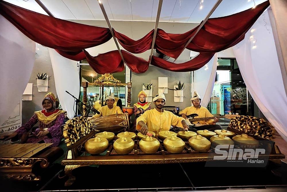 Thayaalan (tengah) bersama ahli kumpulan.