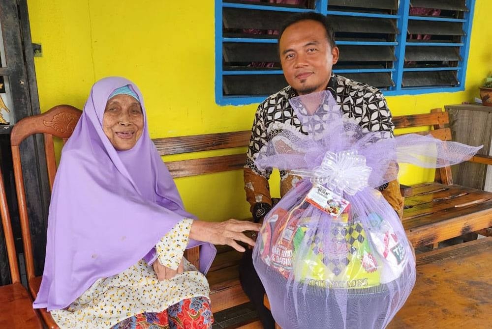 Sopiah ketika menerima kunjungan Izudin sempena Program Ziarah Prihatin NGO itu di sini.