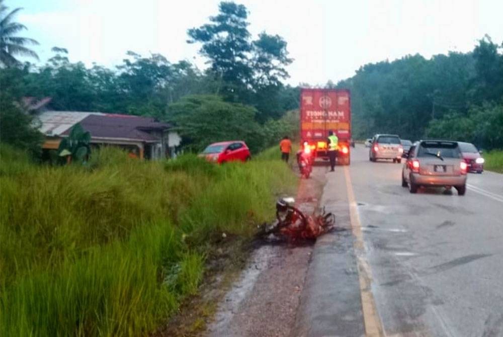 Keadaan motosikal yang terbakar selepas bertembung dengan lori di KM16 Jalan Gua Musang-Kuala Krai pada Selasa.