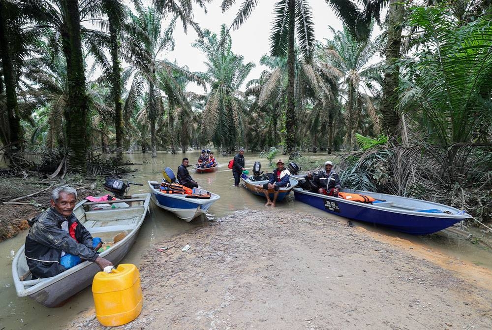 Penduduk Kampung Orang Asli Sungai Peroh, Kluang guna bot sebagai pengangkutan utama untuk keluar membeli bekalan makanan selepas terjejas banjir sejak 27 Februari lalu. - Foto Bernama