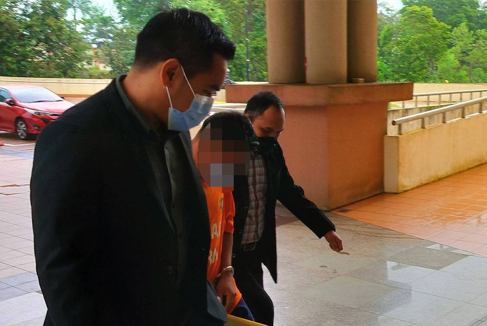 Pengurus Pusat Giat Mara yang ditahan kerana disyaki menyalahguna jawatan dibawa ke Mahkamah Majistret Kuantan untuk perintah reman pada Rabu.