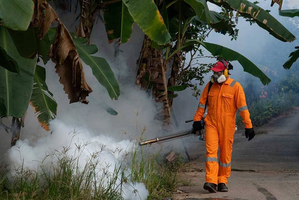 Petugas Unit Kawalan Vektor, Jabatan Kesihatan Labuan melakukan semburan kabus (fogging) susulan berlakunya kes denggi yang dikesan di lokaliti Saguking Laut, Kampung Gersik dan Sebor baru-baru ini.
