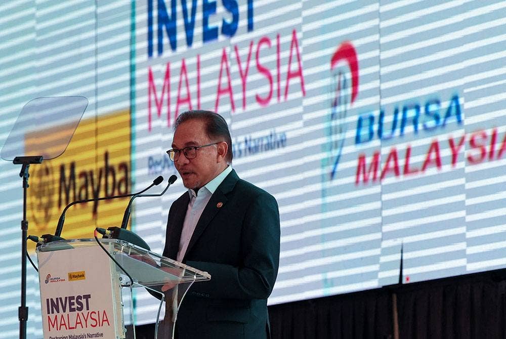 Anwar menyampaikan ucaptama pada Invest Malaysia hari ini. - Foto Bernama