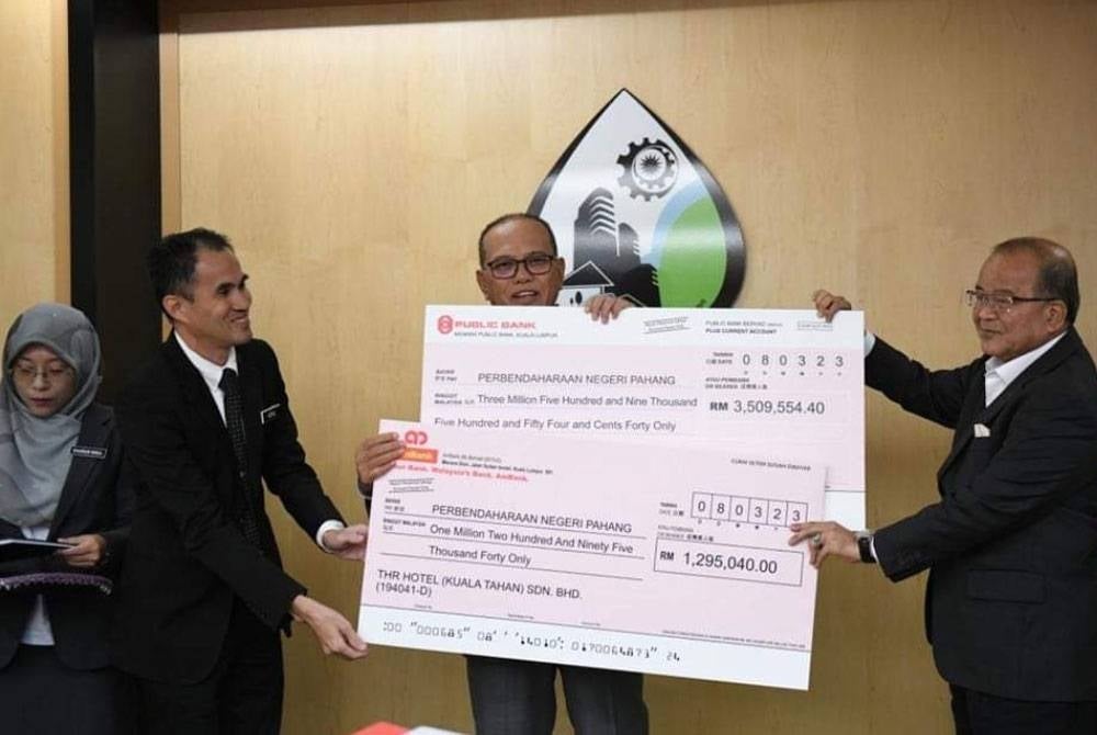 Wan Rosdy menerima cek bayaran khas dan bayaran sewaan pajakan tahun semasa (2022 dan 2023) yang diserahkan pihak THR Hotel (Kuala Tahan) Sdn Bhd di Majlis Perbandaran Bentong pada Rabu.