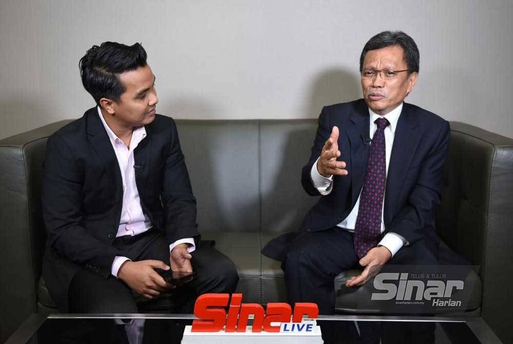 Hazwan (kiri) dan Mohd Shafie ketika program Sinar Live bertajuk 'Rakyat Sabah Ibarat Pungguk Rindukan Bulan’ di Parlimen pada Rabu.