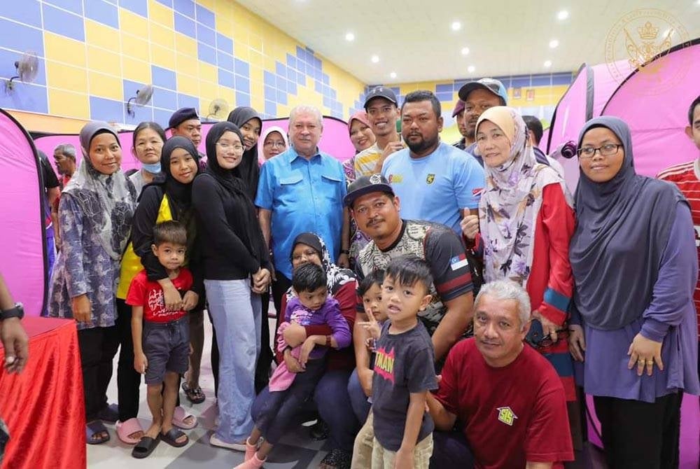Sultan Ibrahim melawat mangsa banjir di PPS di daerah Kota Tinggi pada Rabu. - Foto Facebook Sultan Ibrahim Sultan Iskandar