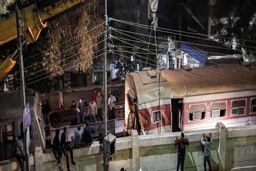 Empat orang disahkan maut selepas kereta api penumpang tergelincir berhampiran Kaherah.