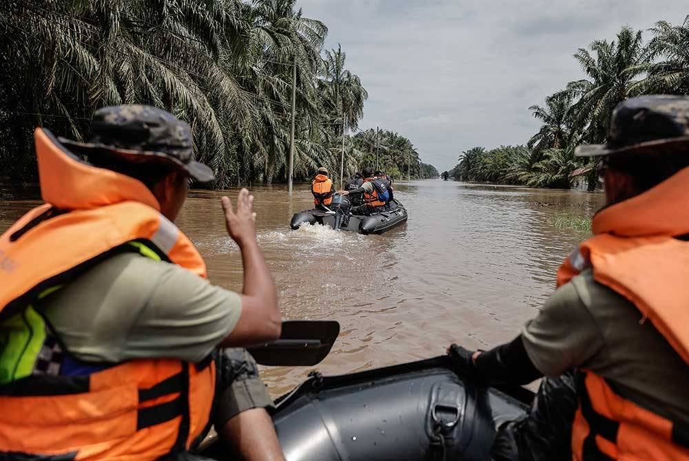 Anggota Komando Polis melakukan pemantauan di tiga kampung di sekitar Batu Pahat pada Selasa.