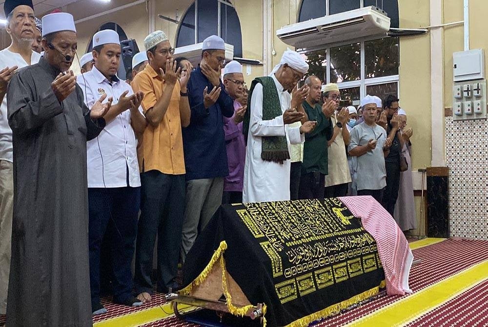 Jenazah Syed Razak disolatkan di Masjid Nurul Ehsan, Kubang Rotan sebelum dikebumikan di Tanah Perkuburan Islam Masjid Nurul Ehsan Kubang Rotan pada Rabu.