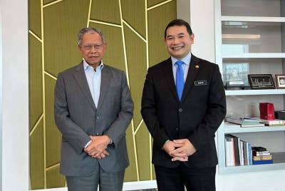 Mustapa mengunjungi Kementerian Ekonomi pada Isnin. - Foto Facebook Rafizi Ramli